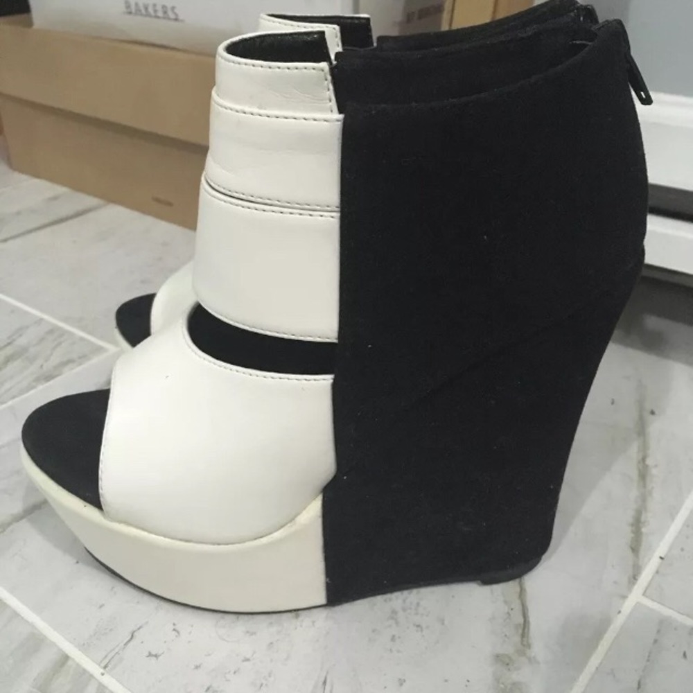 Black and white wedge shoe size 7
